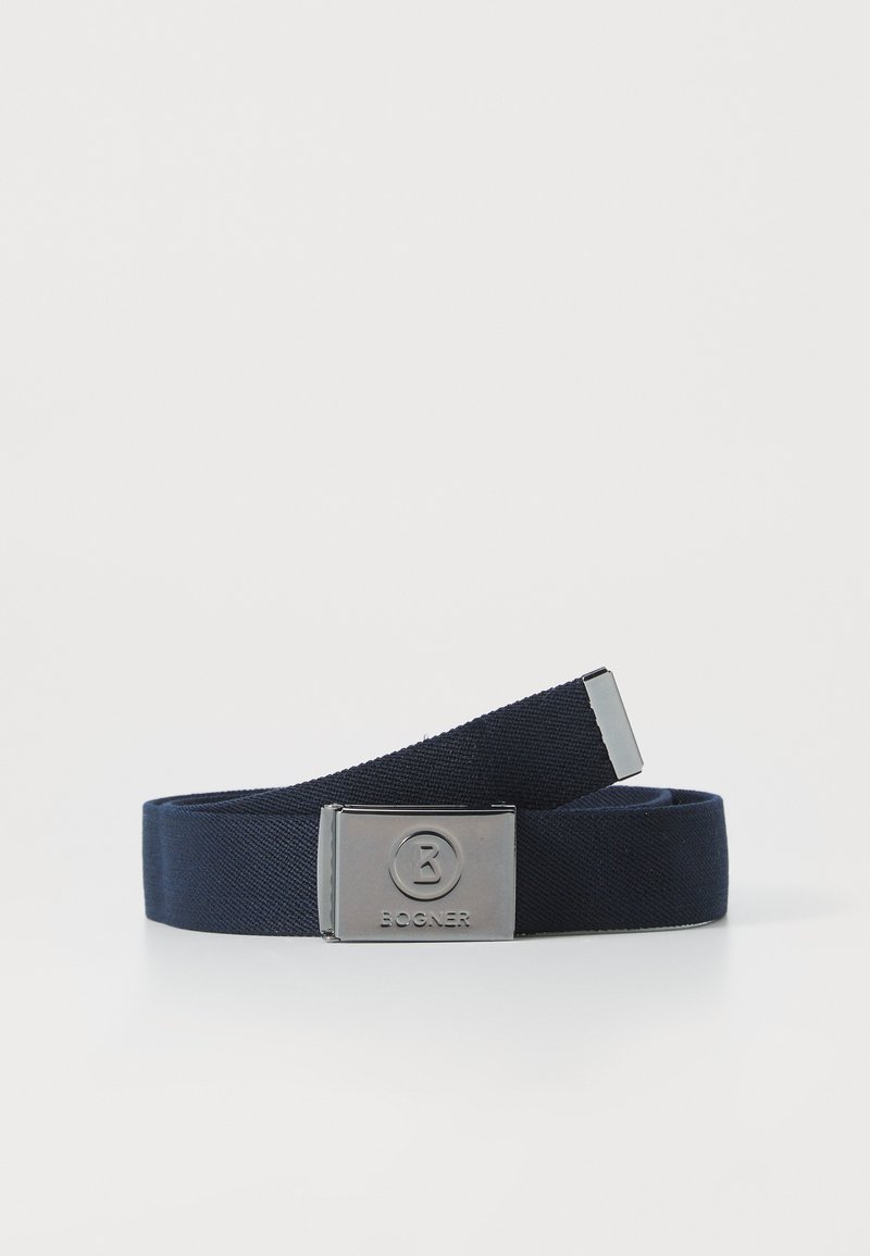 Ceinture élastique bleu marine avec une boucle en métal argenté ornée du logo gravé et des extrémités rectangulaires pour un ajustement sécurisé.