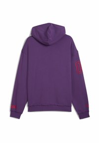 Felpa con cappuccio viola caratterizzata da un numero contornato di rosso sulla manica e da un dettaglio a scacchi sull'orlo.