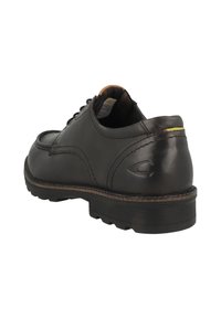Scarpa in pelle nera con superficie liscia, punta tonda e accento giallo a contrasto sul tallone. Presenta una suola in gomma testurizzata e lacci.