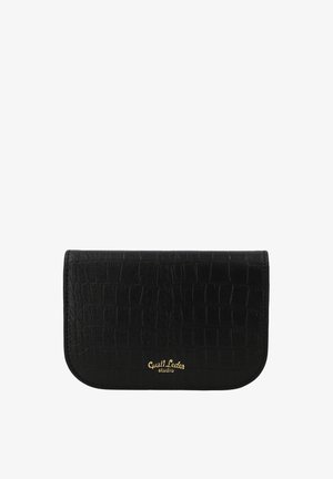 Portefeuille en cuir noir avec un motif texturé et logo doré "Gusti Leder studio" au centre devant.