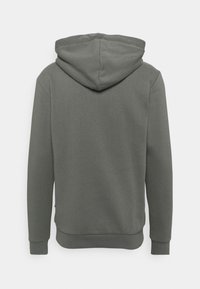 Donkergrijze hoodie gezien vanaf de achterkant met lange mouwen, een capuchon, geribde manchetten en een geribde tailleband op een witte achtergrond.