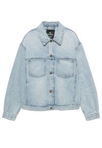 Veste en denim bleu clair à manches longues, boutonnée à l'avant, avec deux poches poitrine et un col.