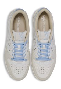 Białe buty sportowe z jasnoniebieskimi sznurówkami, perforowanym czubkiem i teksturowanym szarym logo. Wykonane z gładkiej skóry i syntetycznych materiałów.