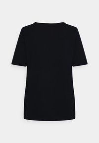 Schwarzes T-Shirt mit kurzen Ärmeln, hergestellt aus glattem Baumwollstoff, mit einem einfachen runden Ausschnitt und einer lockeren Passform, ohne Verzierungen oder Muster.