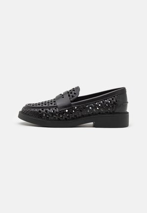 Mocassins en cuir noir avec un design tissé, bout rond et semelle plate. Dotés d'une large bandoulière sur le cou-de-pied et d'une texture lisse.