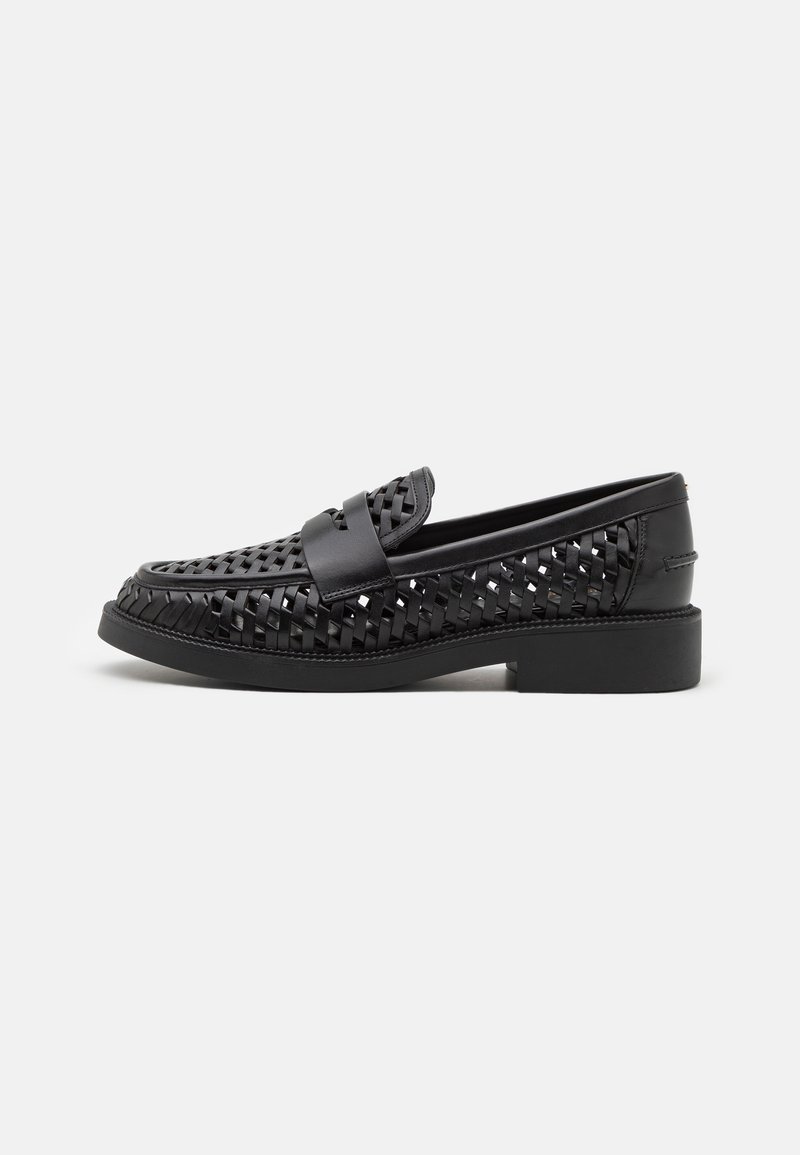 Mocassins en cuir noir avec un design tissé, bout rond et semelle plate. Dotés d'une large bandoulière sur le cou-de-pied et d'une texture lisse.
