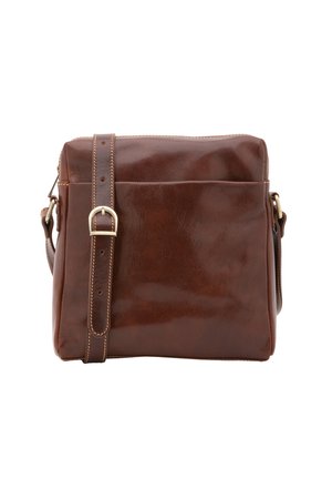 Borsa a tracolla in pelle marrone con una texture liscia, dotata di una sola tracolla con fibbia e una tasca frontale per un accesso facile.
