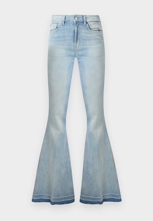 Világoskék magas derekú farmerek bővülő szárakkal, elülső gomb- és cipzárzárral, valamint elülső és hátsó zsebekkel.