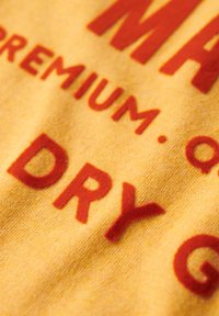 Superdry & Co WORKWEAR FLOCK GRAPHIC  - Camiseta estampada - amber yellow marl