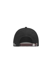 Svart caps med rund bakside, featuring en brun justerbar stropp og hvit søm. Ingen synlig logo fra denne vinkelen. Laget av bomull.