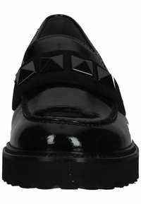 Mocasines de charol negro con una correa texturizada negra que presenta tachuelas en forma de pirámide. Suela de goma negra resistente, forma redondeada y diseño elegante.