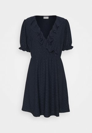 Robe bleu marine avec un décolleté en V, des bordures froncées et de courtes manches bouffantes. Fabriquée en tissu texturé avec des détails en œillets et une taille cintrée.