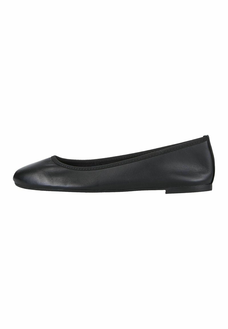 Ballerine plate en cuir noir avec un bout rond, un petit talon et une bordure élastique autour de l'ouverture, vue de profil.