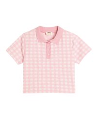 Polo shirt rosa a maniche corte con motivo a quadretti, dotato di colletto a costine e patta con tre bottoni. Realizzato in morbido cotone.