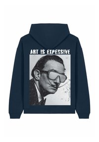 Felpa con cappuccio blu navy con stampa grafica che raffigura un ritratto in bianco e nero, testo "L'ARTE È COSTOSA" sopra e dettagli testurizzati.
