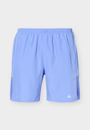 Lichtblauwe sportshorts met elastische tailleband, mesh zijkanten en een witte Nike-swoosh aan de voorkant van het rechterbeen.