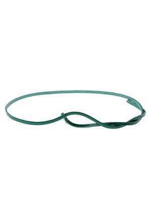 Dunne groene leren riem, losjes gedraaid in een lus met een minimalistische knoopdetail op een witte achtergrond.