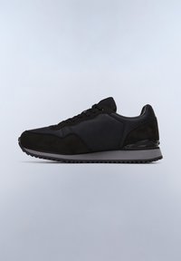 Sneaker nera con parte superiore in camoscio e mesh, dettagli in pelle liscia, punta arrotondata e suola in gomma testurizzata con un leggero tacco.