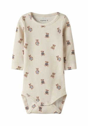 Roomkleurige geribbelde babyrompertje met lange mouwen en drukknoopsluitingen, bedrukt met verspreide kleine teddyberen in verschillende gekleurde outfit.