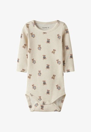 Roomkleurige geribbelde babyrompertje met lange mouwen en drukknoopsluitingen, bedrukt met verspreide kleine teddyberen in verschillende gekleurde outfit.