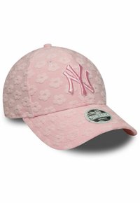 Rosa Baseballcap mit floralem Muster, gesticktem NY-Logo in einem leicht dunkleren Rosaton und gebogenem Schirm mit einem Markenaufkleber.