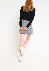 Topshop - Jupe mi-longue texturée et plissée à imprimé géométrique