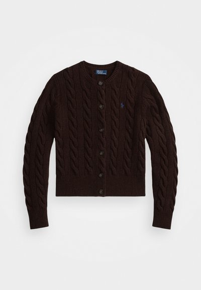 Ruskea neulotusta langasta valmistettu kardigan, jossa on pyöreä pääntie, seitsemän nappia edessä sekä resorikuvioidut hihansuut ja helma. Rinnassa pieni logo.