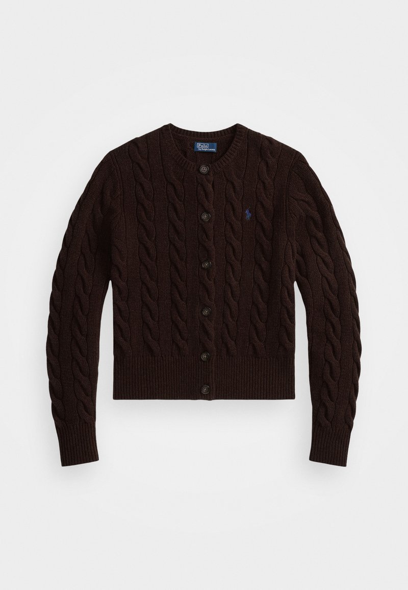 Brauner Kabelstrick-Cardigan mit runder Ausschnitt, sieben Knöpfen an der Vorderseite und gerippten Bündchen und Saum. Kleines Logo auf der Brust.