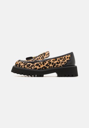 DKNY, GILLIAN LOAFER - Chaussons - beige/black