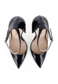 Tacchi in vernice nera con punta affilata e cinturino alla caviglia. Le scarpe presentano un design con tagli e una finitura lucida.