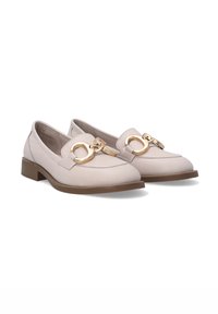 Beige Lederloafers mit einem goldenen runden Hardware-Akzent, flacher Sohle und abgerundetem Zehendesign. Texturierte Oberseite mit glatter Oberfläche.