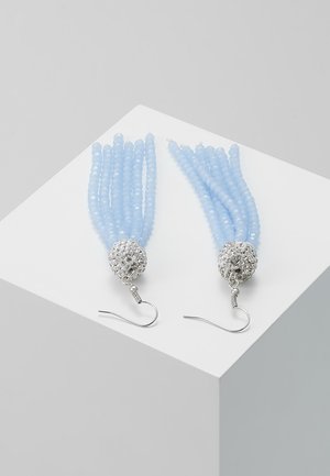 Paire de boucles d'oreilles en argent avec plusieurs rangs de perles bleu clair et une boule argentée scintillante en haut.