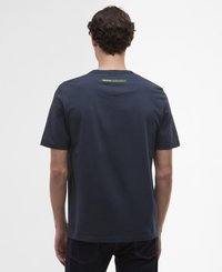 T-shirt de manga curta em azul marinho escuro, feito de algodão. Apresenta decote redondo e uma etiqueta de marca verde na parte de trás do decote. Fim reto sem detalhes adicionais.