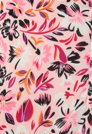 Roze stof met een levendig bloemmotief met bloemen en bladeren in zwart, wit, rood, oranje en paarse accenten.