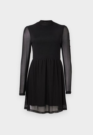 Robe noire avec un corsage ajusté, de longues manches transparentes et une jupe évasée. L'encolure est haute et le tissu est lisse avec un léger éclat.