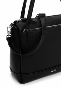 Czarna skórzana torba na ramię o teksturowanej powierzchni, zamknięcie na zamek błyskawiczny, dwa uchwyty oraz srebrne akcenty metalowe. Kompaktowy, prostokątny kształt.