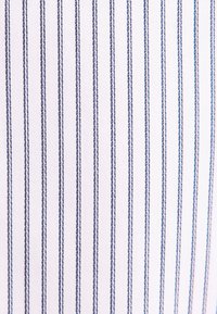 Witte stof met gelijkmatig verdeelde dunne verticale marineblauwe strepen die een regelmatig patroon vormen.