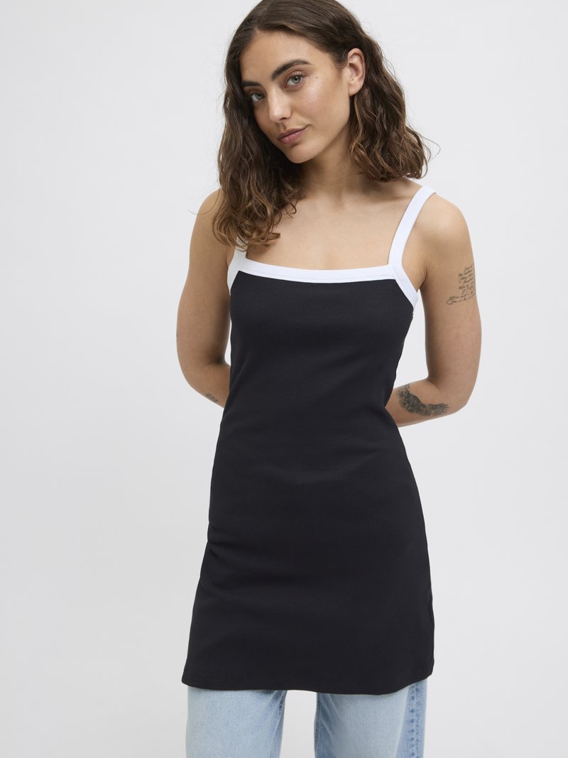 Vestido preto sem mangas com decote quadrado e detalhes em risque branco, feito de um tecido suave, apresenta um corpete ajustado e uma bainha descontraída.