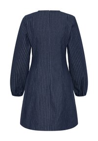 Robe bleu marine à fines rayures, manches longues bouffantes, taille cintrée et fermeture éclair au dos.