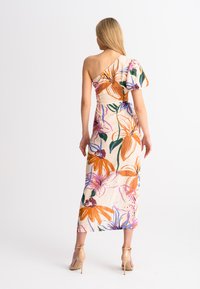 Abito floreale monospalla con motivi arancioni, viola e verdi su uno sfondo chiaro; vita aderente con un dettaglio di manica arricciata.