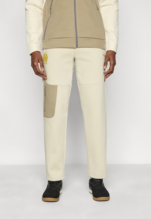 OM PUMATECH SWEATPANTS  - Klubska moštva - desert dust/golden-coloured fog