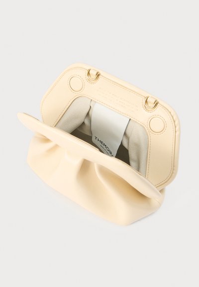 Μπεζ δερμάτινο τσαντάκι με σούρα στο άνοιγμα, εμφανή υφασμάτινη επένδυση, μαγνητικά κουμπώματα και δύο χρυσούς μεταλλικούς κρίκους στο εσωτερικό.