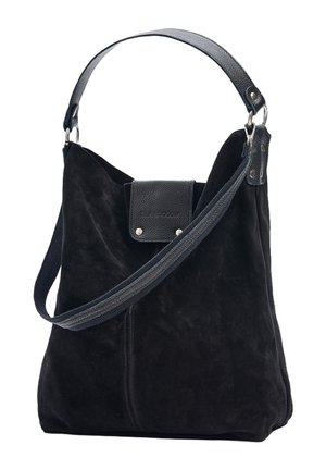 Schwarze Velours-Schultertasche mit breitem Stoffriemen, Ledergriff und Frontklappe mit Metallnieten.
