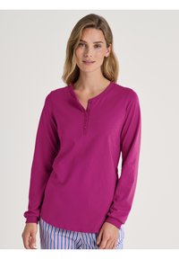 Langarm, levendig magenta shirt met een henley-kraag en drie knopen, met een zachte textuur en een relaxte pasvorm.
