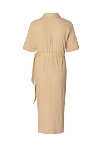 Beżowa sukienka koszulowa z krótkimi rękawami, kołnierzykiem i przewiązką w talii. Teksturowany materiał, długość do kolan, prosty krój, bez widocznych wzorów.