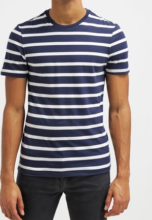 Camiseta de algodón azul marino con rayas horizontales blancas, cuello redondo y mangas cortas. El ajuste es casual y ceñido al cuerpo.