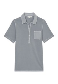 Kortärmad pikétröja i ljusgrå bomull. Har krage, knäppning fram och en bröstficka med kontrasterande tygdetalj.