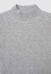 Maglione lavorato a maglia grigio chiaro con colletto alto, caratterizzato da un motivo testurizzato di piccole cerchie e anelli su tutta la stoffa.