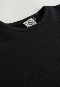 Next Nyomott mintás póló - black