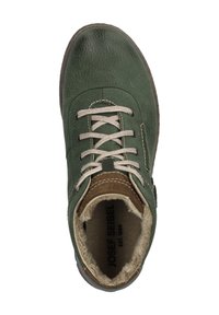 Botte en cuir vert foncé avec une finition texturée, lacets beige clair, accents en daim marron et doublure en fourrure douce autour de la cheville.